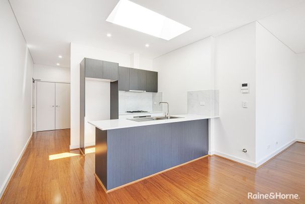 Stylish 2 Bedroom Apartment Moments from Parramatta CBD - Photo 1