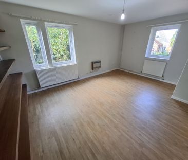 Four Bedroom, Two Bathroom VICARAGE available to let in Cumnor Vill... - Photo 6