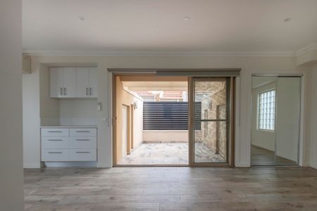 Ultra-Modern 2 story studio - Photo 4