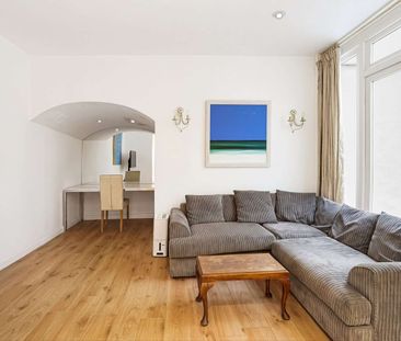A charming three bedroom mews maisonette with private outdoor space. - Photo 1