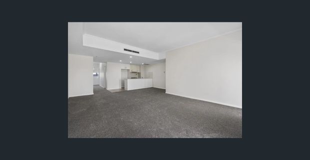 Large Split Level 3 Bedroom Apartment, Convenient Location - Photo 1
