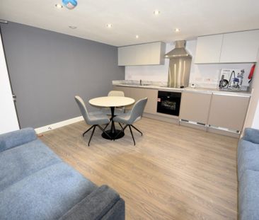 3 bedroom Flat in Flat 2, Leeds - Photo 4