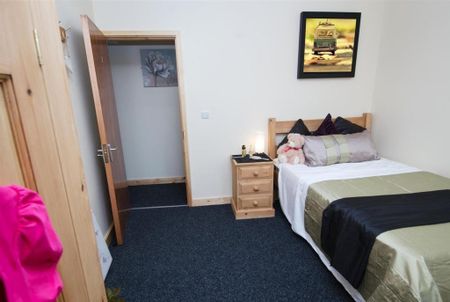 4 bedroom flat to rent - Photo 4