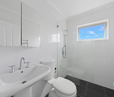 RENOVATED TOP FLOOR 2 BEDROOM UNIT! - Photo 2