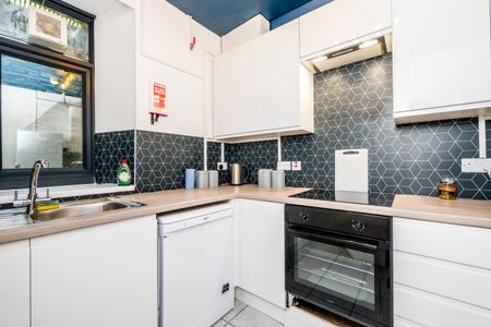 Great 5 bed HMO with stunning view of the valleys Room E - Photo 3