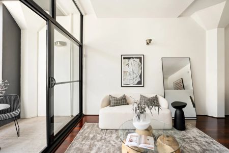 Urban oasis in chic warehouse conversion - Photo 2