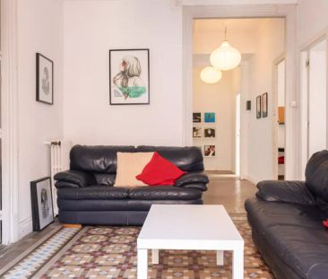Room in a shared 12-bedroom apartment for rent in Sol, perfect for professionals and students - Photo 6