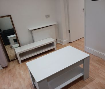 1 Bed Flat, St. Johns Road, NW11 - Photo 3
