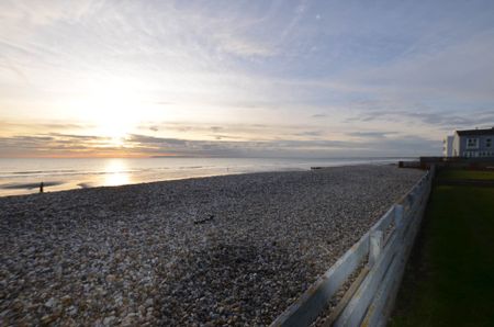 Seafields, East Bracklesham Drive - Photo 3