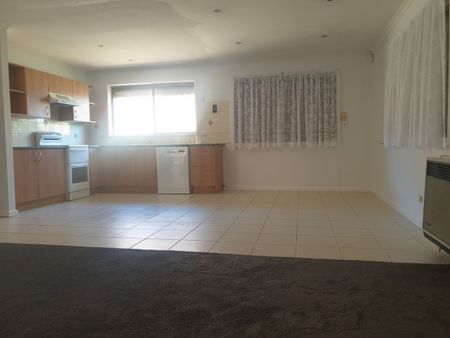 Spacious Family Haven - Comfort, Style & Fun Await! - Photo 4