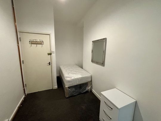 Cardiff Road, Troedyrhiw - Photo 1