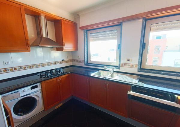 Apartamento T3 com Terraço Privativo para Arrendamento em Nova Queijas