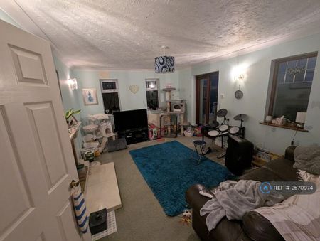1 bedroom in a house share to rent - Photo 2