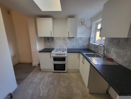 3 bedroom terraced house to rent - Photo 4