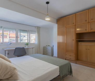 Room in a shared 4-bedroom apartment for rent in Vara de Quart. - Photo 3
