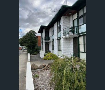 “Spacious 2-Bedroom Apartment in Prime Location” - Photo 1