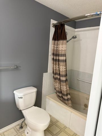 Beautiful 5 Bedroom Home in Eastview! - Photo 2