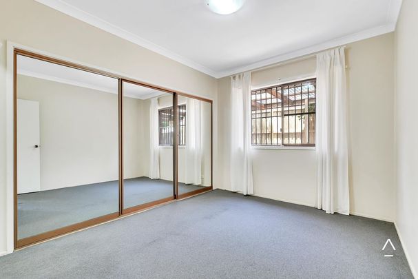 Oversized Family Home + Grannyflat - Photo 1