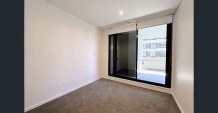Brand New and Spacious Waterfront three bedrooms | Natural light throughout | Prime location access to everything - Photo 4