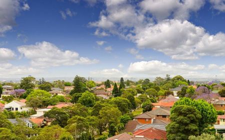 Spacious 3 Bedroom Apartment In Exceptional Location - Photo 3