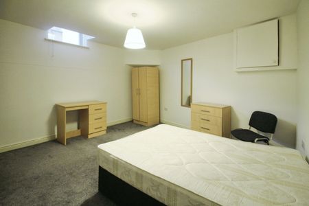 BILLS INCLUDED – Royal Park View, Hyde Park, LS6 - Photo 4