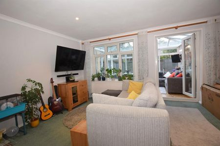 4 bedroom detached house to rent - Photo 2