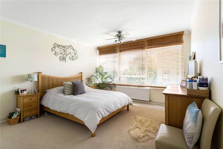 A bright, well-proportioned 2 bedroom flat in a smart block with lift moments from East Putney station. - Photo 2