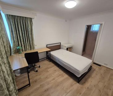 Oakleigh South - Photo 1