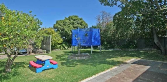 Four bedroom home in popular locale - Photo 2