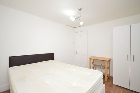 4 Bed Detached House, Henniker Road, E15 - Photo 4
