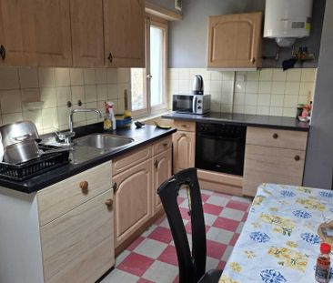 Furnished room in shared accommodation-House with garden - Photo 2