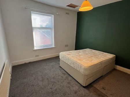 3 bedroom flat to rent - Photo 3