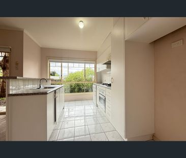 1 Scarborough Square, Mont Albert North, Vic 3129 - Photo 4