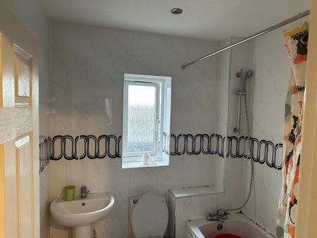 4 Bed Terraced House, Burroughs Close, CV2 - Photo 5
