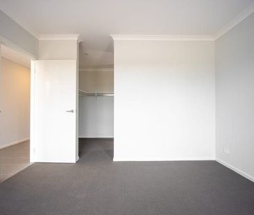 Stylish home with easy access to the M8 Freeway - Photo 3