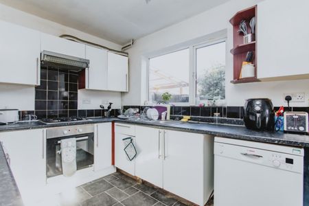 5 bed Semi-Detached House for Rent - Photo 3