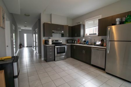 **ALL INCLUSIVE** STUDENTS ROOM FOR RENT IN A STUNNING HOUSE!! - Photo 5