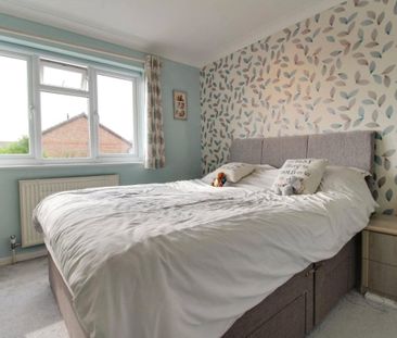 Larch Way, Farnborough, Hampshire, GU14 - Photo 2