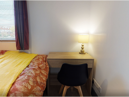 1 bedroom in a house share to rent - Photo 3