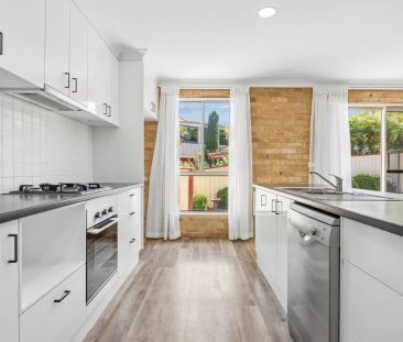 Spacious 3-Bedroom Townhouse with River Views – Prime Queanbeyan Lo... - Photo 5