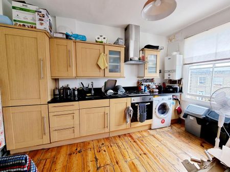 3 bedroom flat to rent - Photo 4