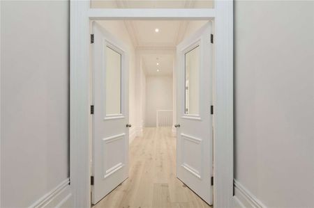 An attractive three bedroom maisonette with wonderful reception space across the raised ground floor of a Victorian townhouse. - Photo 5