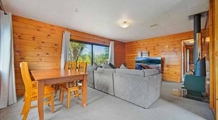 Cozy and private, 3-bedroom home with plenty of outdoor space - Photo 5