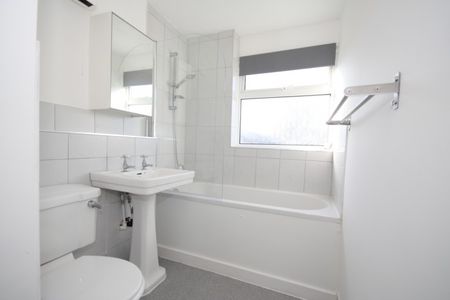 Davos Close, Woking - Photo 5