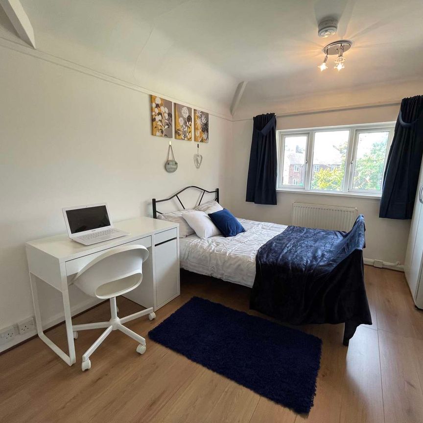 Newly Refurbished Double Room **Great Local Amenities** - Photo 1