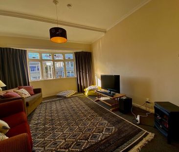 Mt Victoria flat in Villa , large Double bedroom - Photo 6
