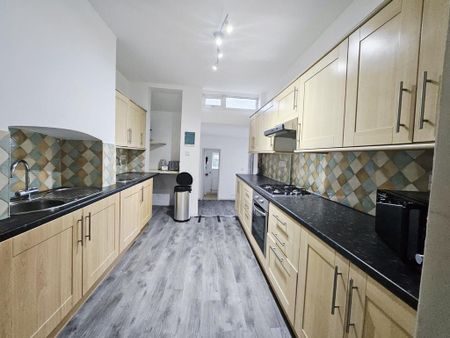 4 bedroom semi-detached house to rent - Photo 3