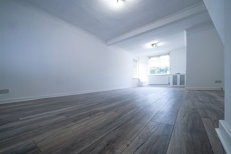 Room in a Shared House, Bideford Road, BR1 - Photo 4