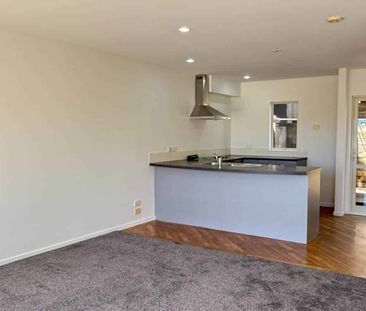 Modern 3-Storey Townhouse - Freshly Updated! - Photo 4