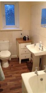 Close to university/ city centre - Photo 4